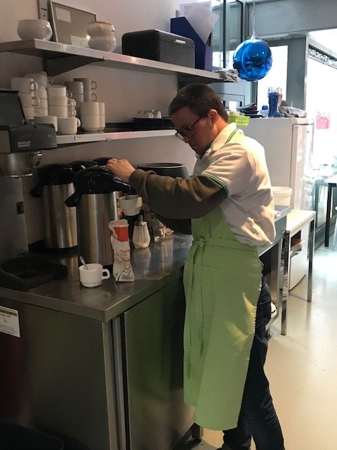 Jérôme sert le café